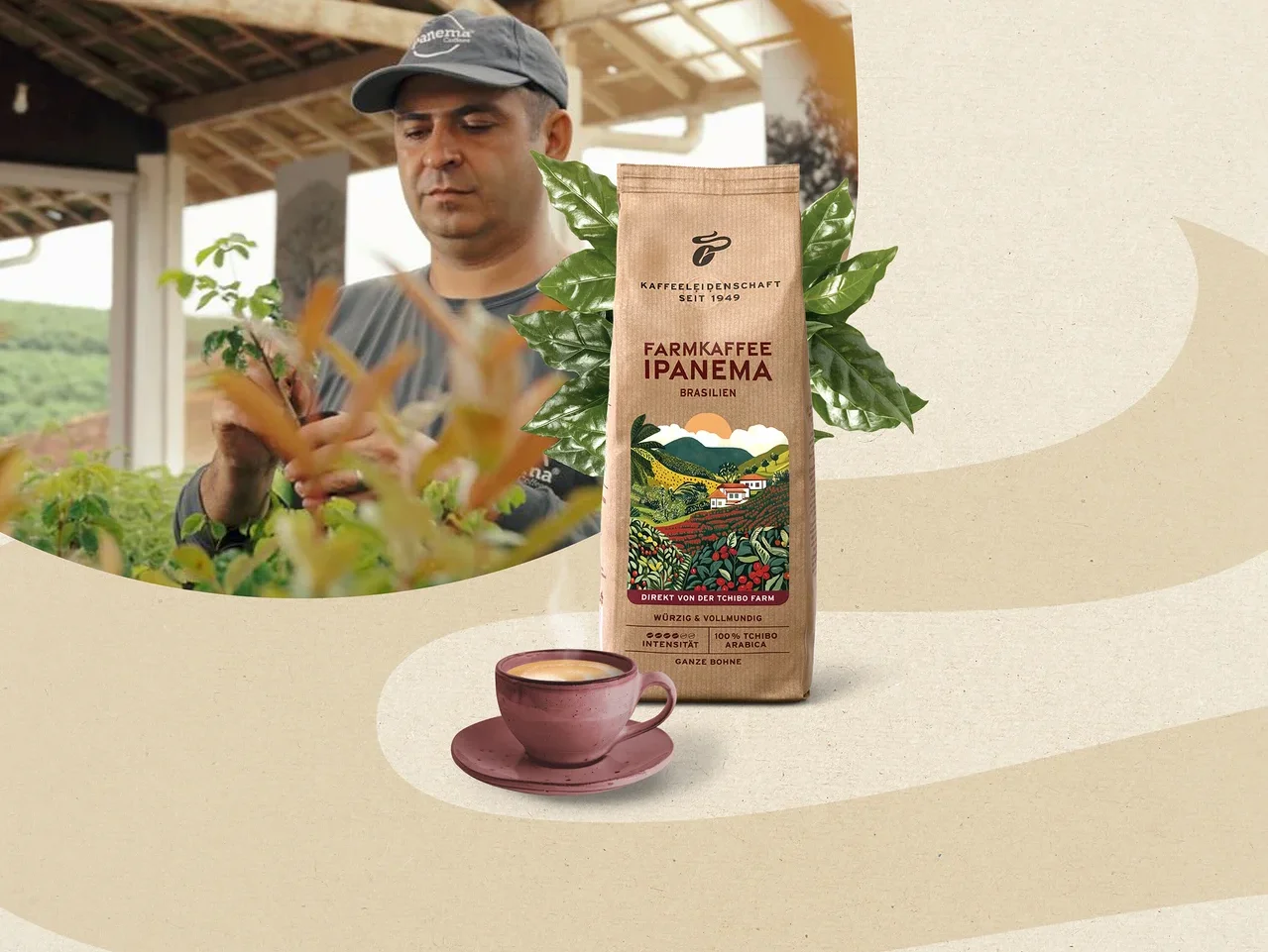 Egy sapkás férfi növényeket gondoz. Mellette egy csomag Tchibo Ipanema Farmkaffee Brasilien 100% Arabica kávé kávélevelekkel körülvéve, és egy gőzölgő kávéscsésze.