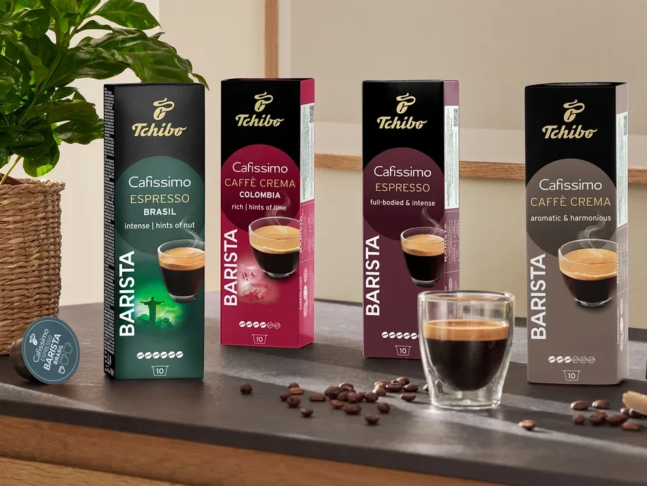 A pulton Cafissimo Barista Edition Espresso kapszulák és egy kávéfőző látható egy presszókávéscsészével.