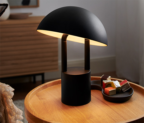 LED-es asztali lámpa, fekete, akkus 664518 a Tchibo-nál.