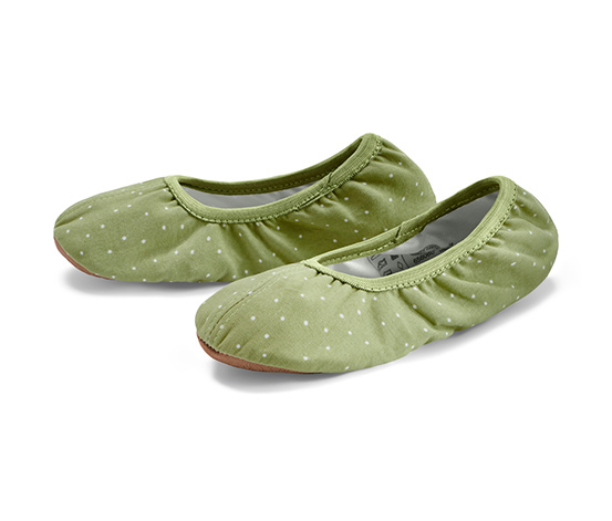 Kisgyerek tornacipő, pöttyös, zöld 656078 a Tchibo-nál.