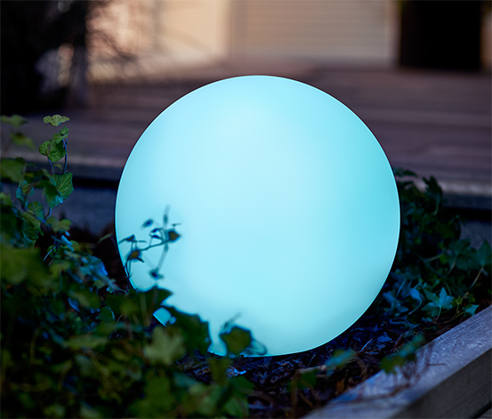 Gömb alakú kerti lámpa, napelemes, színváltós 628285 a Tchibo-nál.