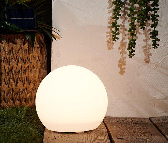 Gömb alakú kerti lámpa, napelemes, 20cm 654113 a Tchibo-nál.
