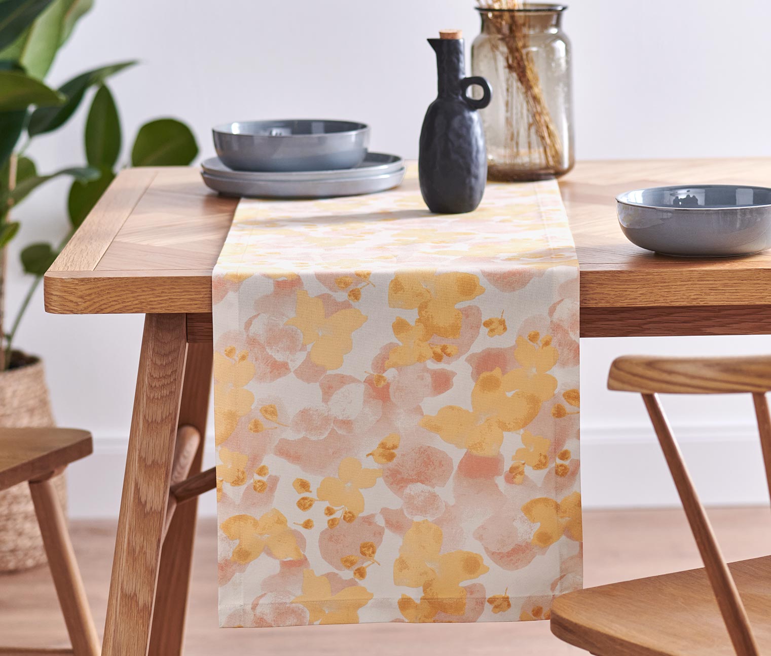 Asztali futó, virágos, sárga/rózsaszín, 40x180 cm 661001 a Tchibo-nál.